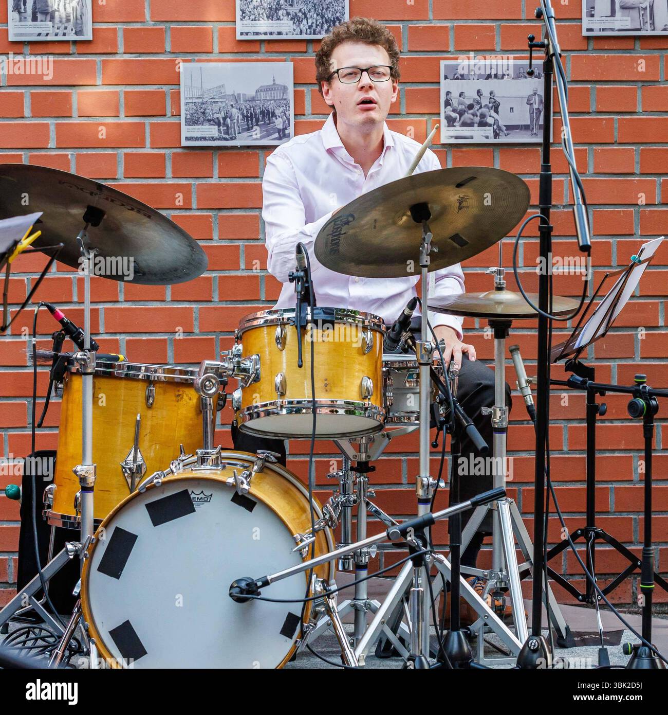 Tom Friedrich Schlagzeug, 17.06.2025, Erfurt Deutschland, Jazz Konzert Jack Cooper Quartett im Rahmen des Louis Armstrong Jahres 2025 Erinnerung an den 60. Jahrestag des Konzerts von Louis Armstrong in Erfurt *** Tom Friedrich Drums , 17 06 2025, Erfurt Deutschland , Jazzkonzert Jack Cooper Quartett im Rahmen des Louis Armstrong Jahres 2025 anlässlich des 60-jährigen Bestehens des Louis Armstrongs Konzerts in Erfurt xprx Stockfoto