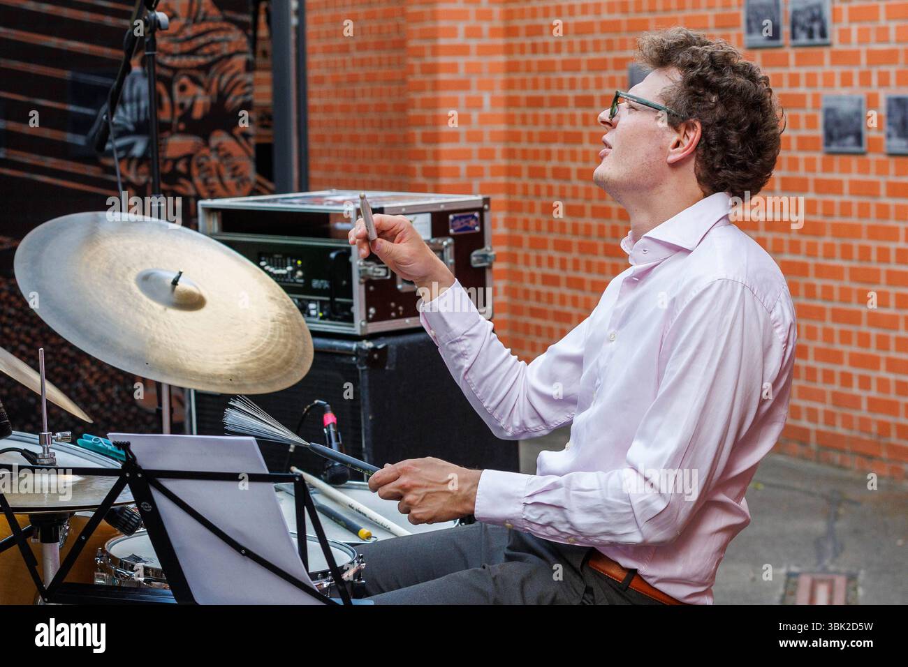Tom Friedrich Schlagzeug, 17.06.2025, Erfurt Deutschland, Jazz Konzert Jack Cooper Quartett im Rahmen des Louis Armstrong Jahres 2025 Erinnerung an den 60. Jahrestag des Konzerts von Louis Armstrong in Erfurt *** Tom Friedrich Drums , 17 06 2025, Erfurt Deutschland , Jazzkonzert Jack Cooper Quartett im Rahmen des Louis Armstrong Jahres 2025 anlässlich des 60-jährigen Bestehens des Louis Armstrongs Konzerts in Erfurt xprx Stockfoto