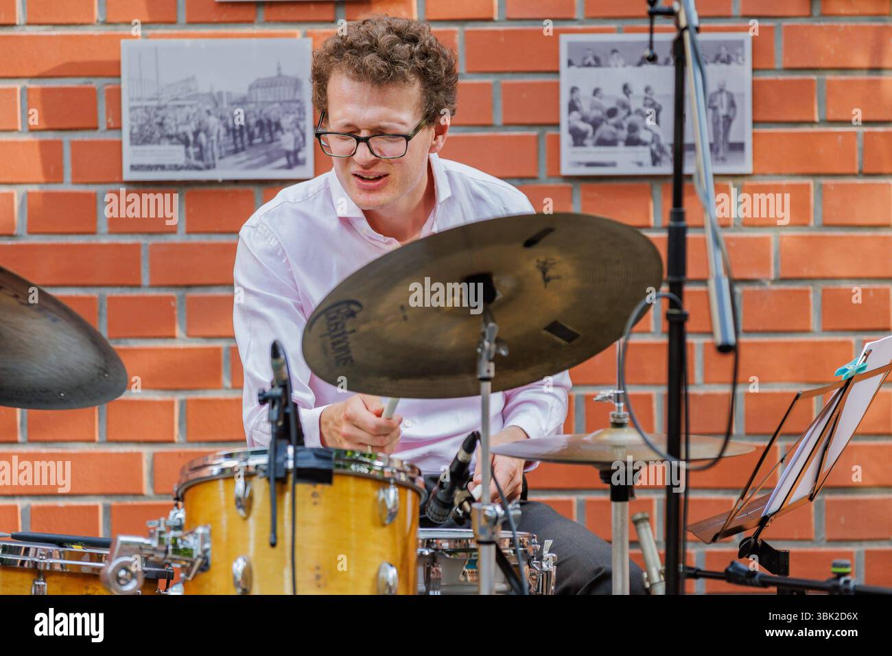 Tom Friedrich Schlagzeug, 17.06.2025, Erfurt Deutschland, Jazz Konzert Jack Cooper Quartett im Rahmen des Louis Armstrong Jahres 2025 Erinnerung an den 60. Jahrestag des Konzerts von Louis Armstrong in Erfurt *** Tom Friedrich Drums , 17 06 2025, Erfurt Deutschland , Jazzkonzert Jack Cooper Quartett im Rahmen des Louis Armstrong Jahres 2025 anlässlich des 60-jährigen Bestehens des Louis Armstrongs Konzerts in Erfurt xprx Stockfoto