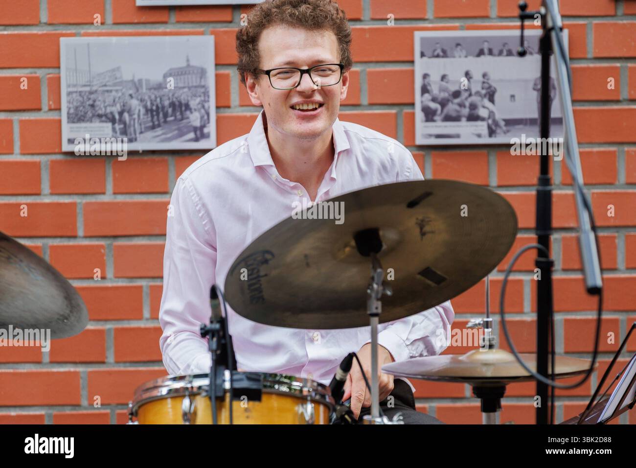 Tom Friedrich Schlagzeug, 17.06.2025, Erfurt Deutschland, Jazz Konzert Jack Cooper Quartett im Rahmen des Louis Armstrong Jahres 2025 Erinnerung an den 60. Jahrestag des Konzerts von Louis Armstrong in Erfurt *** Tom Friedrich Drums , 17 06 2025, Erfurt Deutschland , Jazzkonzert Jack Cooper Quartett im Rahmen des Louis Armstrong Jahres 2025 anlässlich des 60-jährigen Bestehens des Louis Armstrongs Konzerts in Erfurt xprx Stockfoto