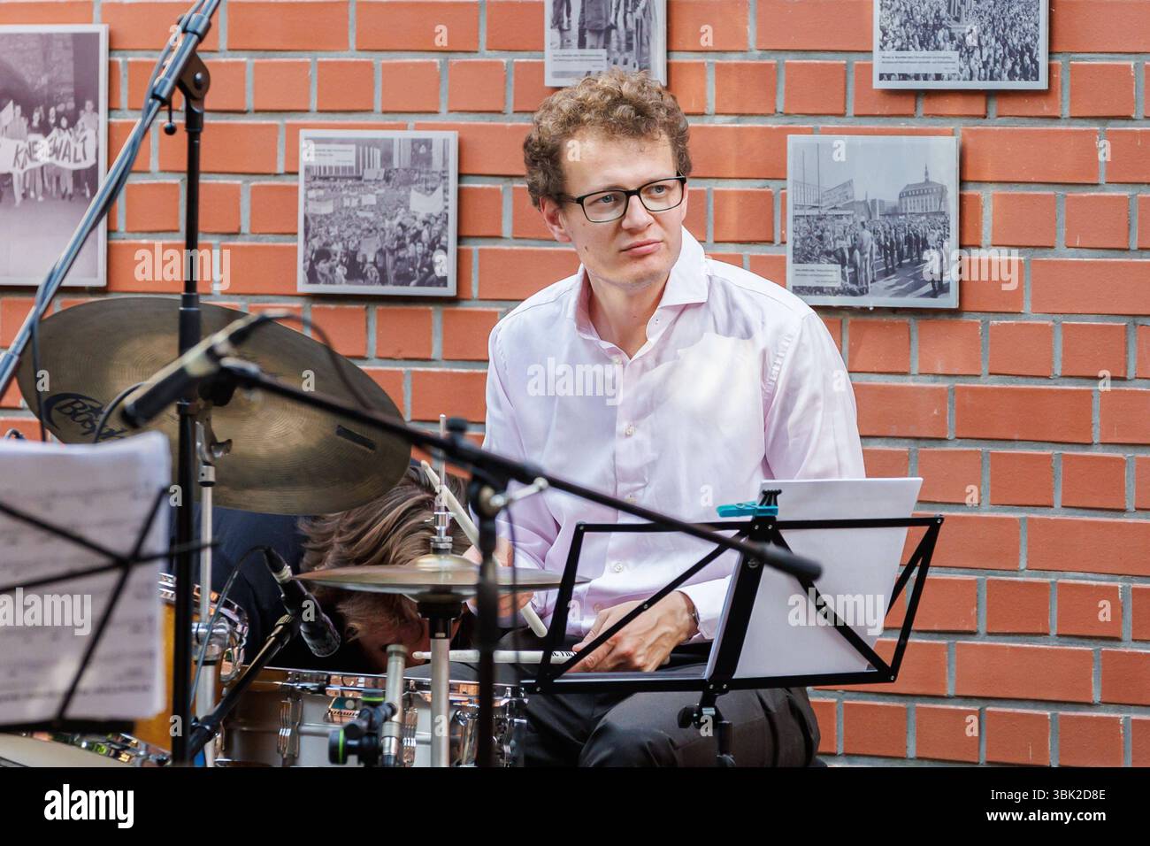 Tom Friedrich Schlagzeug, 17.06.2025, Erfurt Deutschland, Jazz Konzert Jack Cooper Quartett im Rahmen des Louis Armstrong Jahres 2025 Erinnerung an den 60. Jahrestag des Konzerts von Louis Armstrong in Erfurt *** Tom Friedrich Drums , 17 06 2025, Erfurt Deutschland , Jazzkonzert Jack Cooper Quartett im Rahmen des Louis Armstrong Jahres 2025 anlässlich des 60-jährigen Bestehens des Louis Armstrongs Konzerts in Erfurt xprx Stockfoto