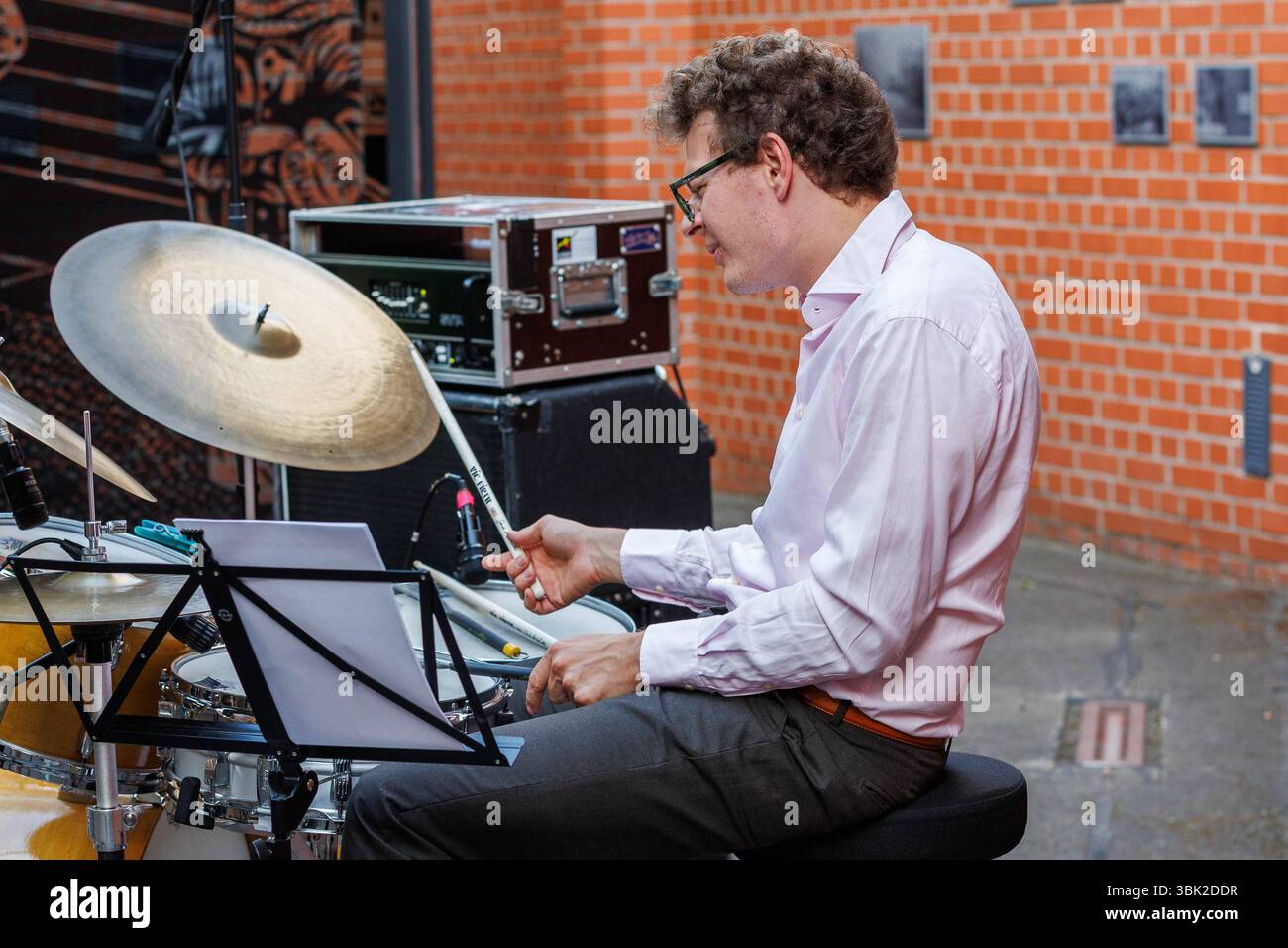 Tom Friedrich Schlagzeug, 17.06.2025, Erfurt Deutschland, Jazz Konzert Jack Cooper Quartett im Rahmen des Louis Armstrong Jahres 2025 Erinnerung an den 60. Jahrestag des Konzerts von Louis Armstrong in Erfurt *** Tom Friedrich Drums , 17 06 2025, Erfurt Deutschland , Jazzkonzert Jack Cooper Quartett im Rahmen des Louis Armstrong Jahres 2025 anlässlich des 60-jährigen Bestehens des Louis Armstrongs Konzerts in Erfurt xprx Stockfoto