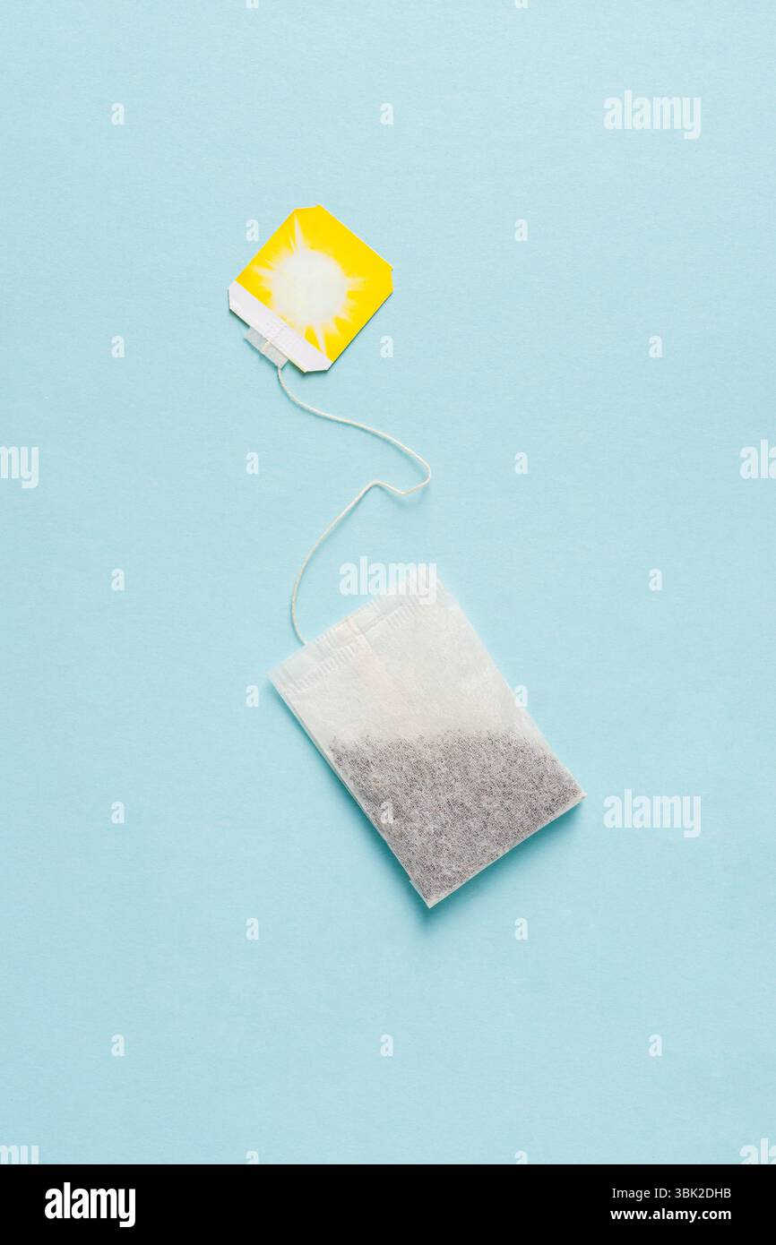 Draufsicht des Teebeutels auf blauem Hintergrund Stockfoto