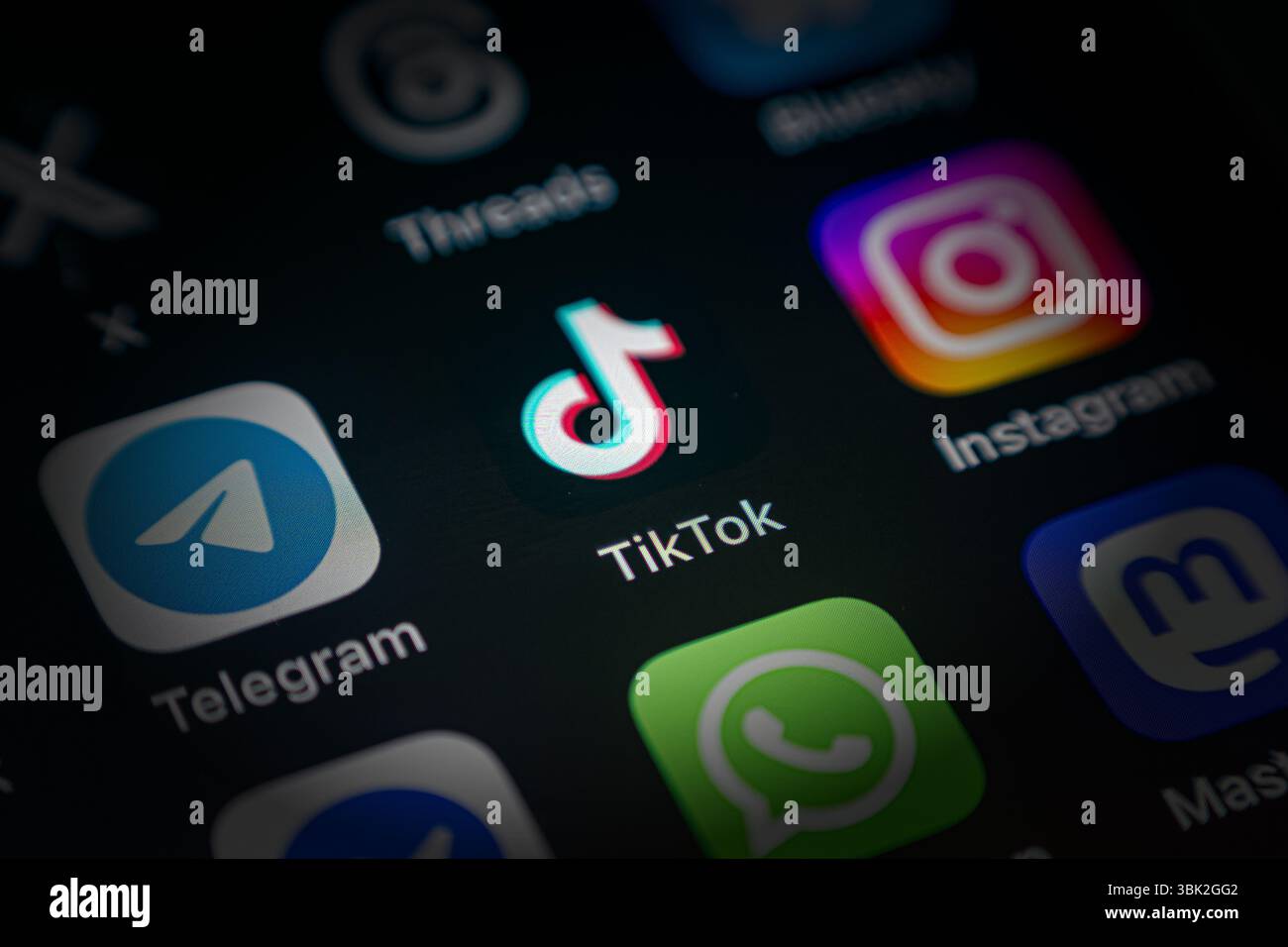 Antalya, Türkei - 5. Juni 2025: TikTok App-Symbol unter verschiedenen Anwendungssymbolen auf dem Smartphone-Bildschirm Stockfoto