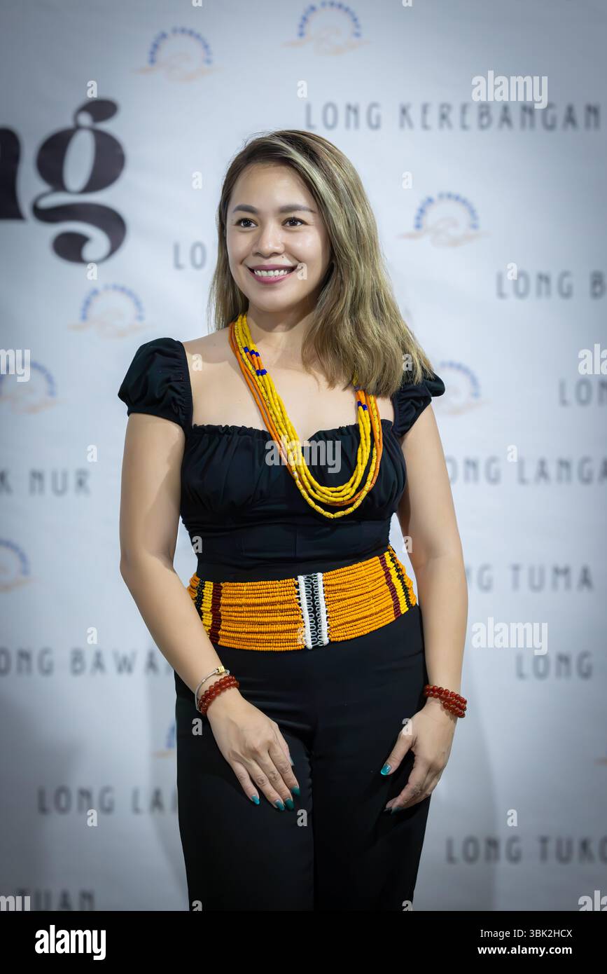 LAWAS, SARAWAK – 2. JUNI 2025: Eine Frau von LUN Bawang, die traditionelle Borneanische Perlen trägt, posiert für ein Porträt während einer kulturellen Veranstaltung, die den in feiert Stockfoto