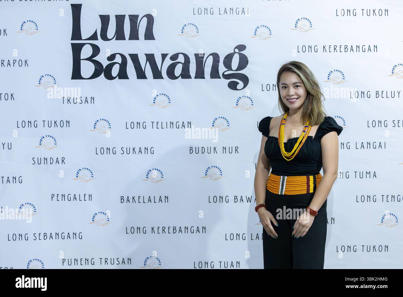 LAWAS SARAWAK, JUNI 2,2025: Eine Frau von LUN Bawang, die traditionelle Borneanische Perlen trägt, posiert für ein Porträt während eines kulturellen Ereignisses. Stockfoto