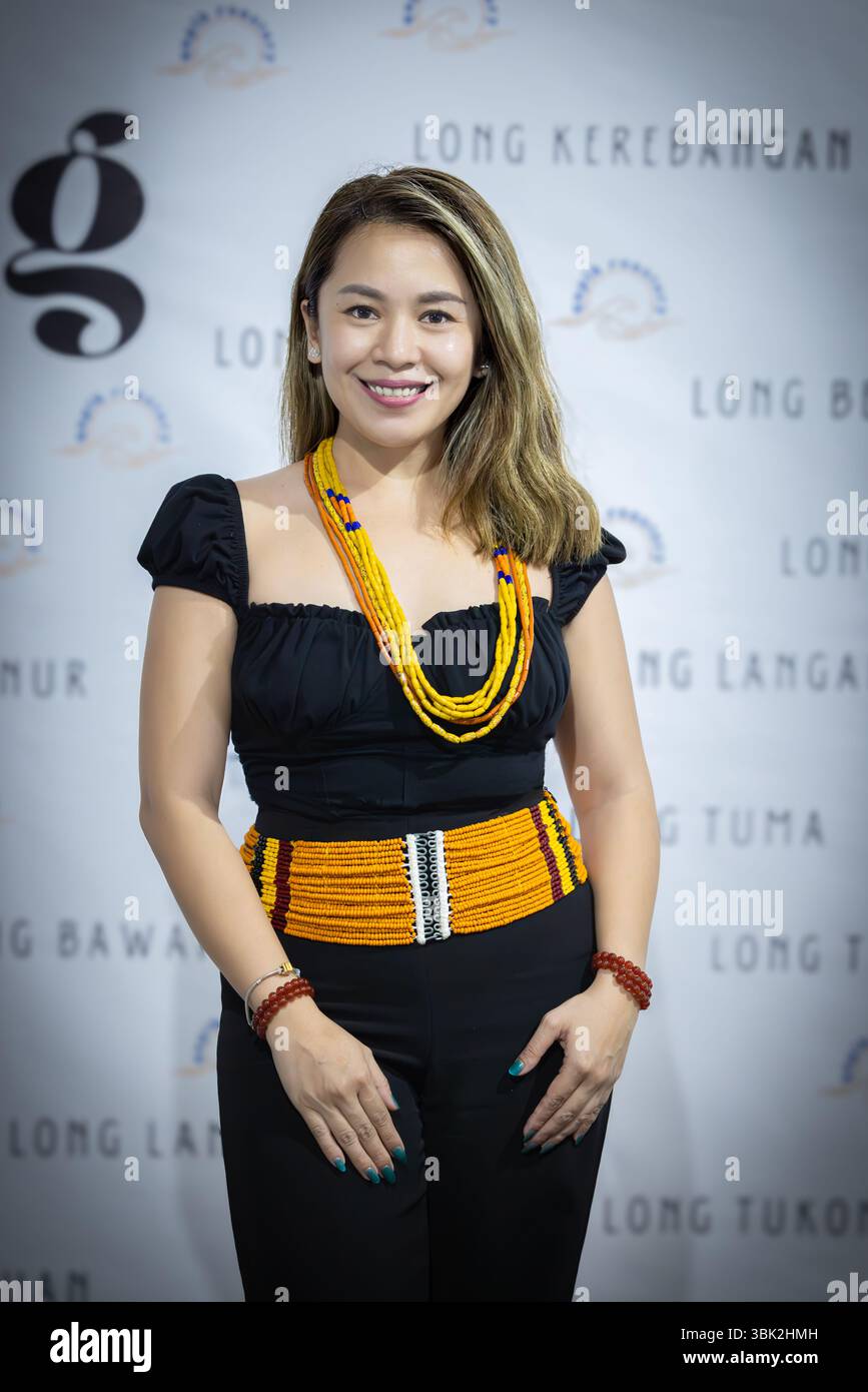 LAWAS SARAWAK, JUNI 2,2025: Eine Frau von LUN Bawang, die traditionelle Borneanische Perlen trägt, posiert für ein Porträt während eines kulturellen Ereignisses. Stockfoto