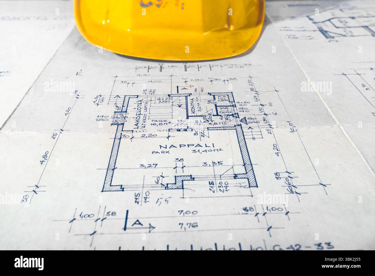 Der Teil des Architekturprojekts mit Helm Stockfoto