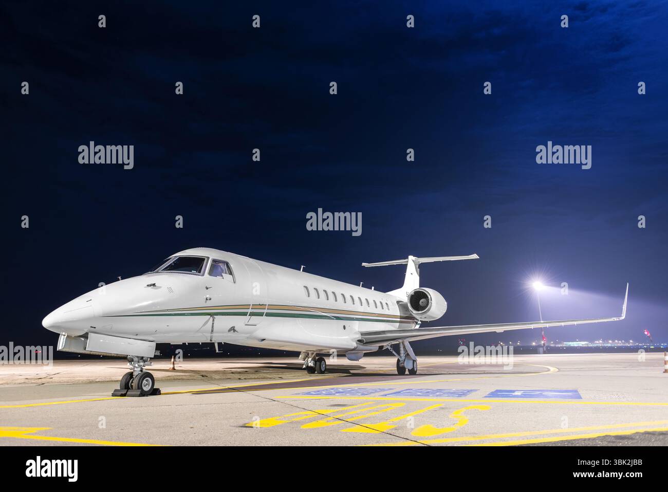 Kleines privates Flugzeug auf dem Flughafenparkplatz Stockfoto