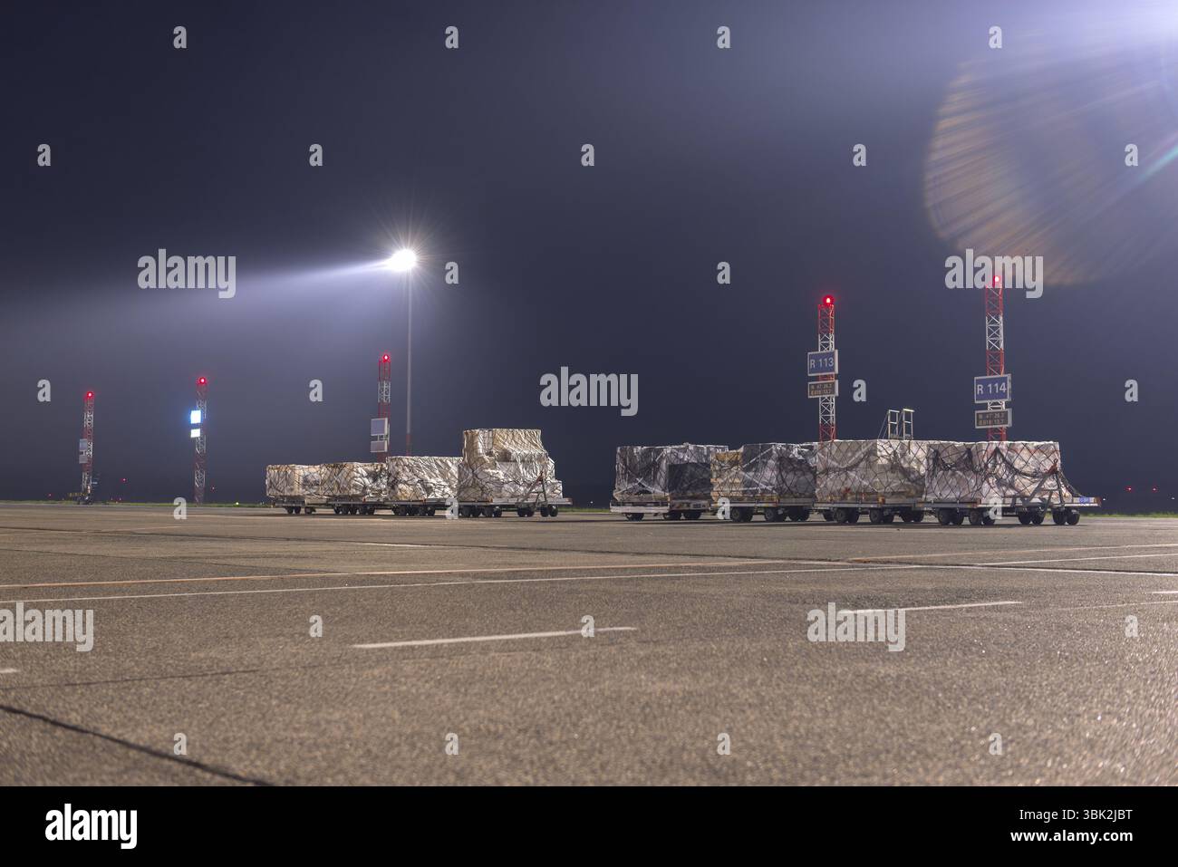 Fracht verpackt und bereit für die Lieferung in der Nacht Stockfoto