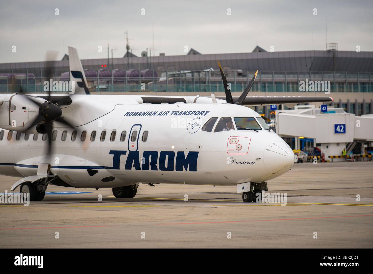 BUDAPEST, UNGARN - 5. MÄRZ - TAROM Iljuschin Il-18D betreibt einen Ferienflug am Flughafen Budapest, 5. März 2014. TAROM ist der älteste derzeit operierende Operateur Stockfoto