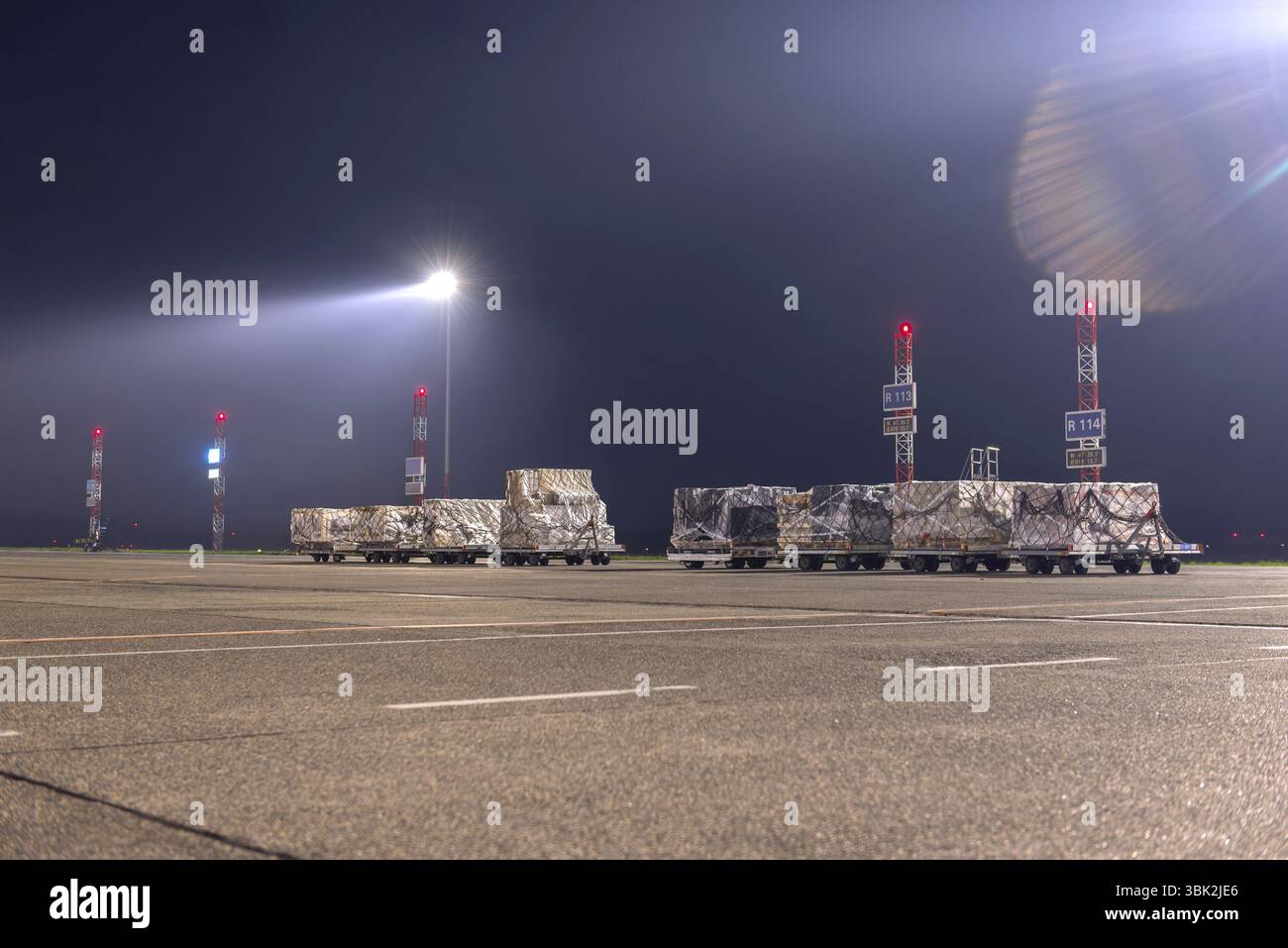 Fracht verpackt und bereit für die Lieferung in der Nacht Stockfoto