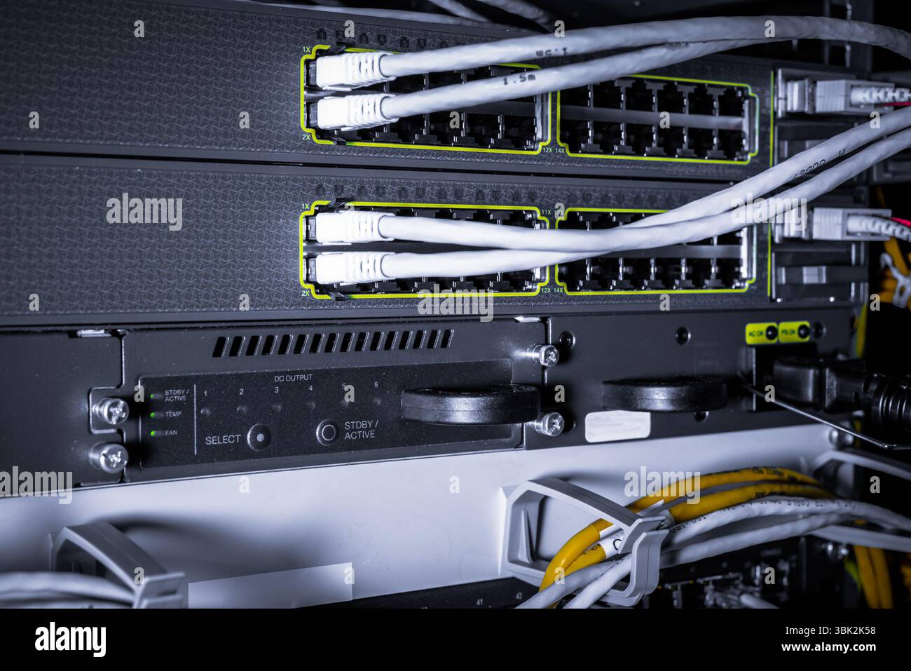 Hochtechnologie-Netzwerkkabel in einem Server Stockfoto