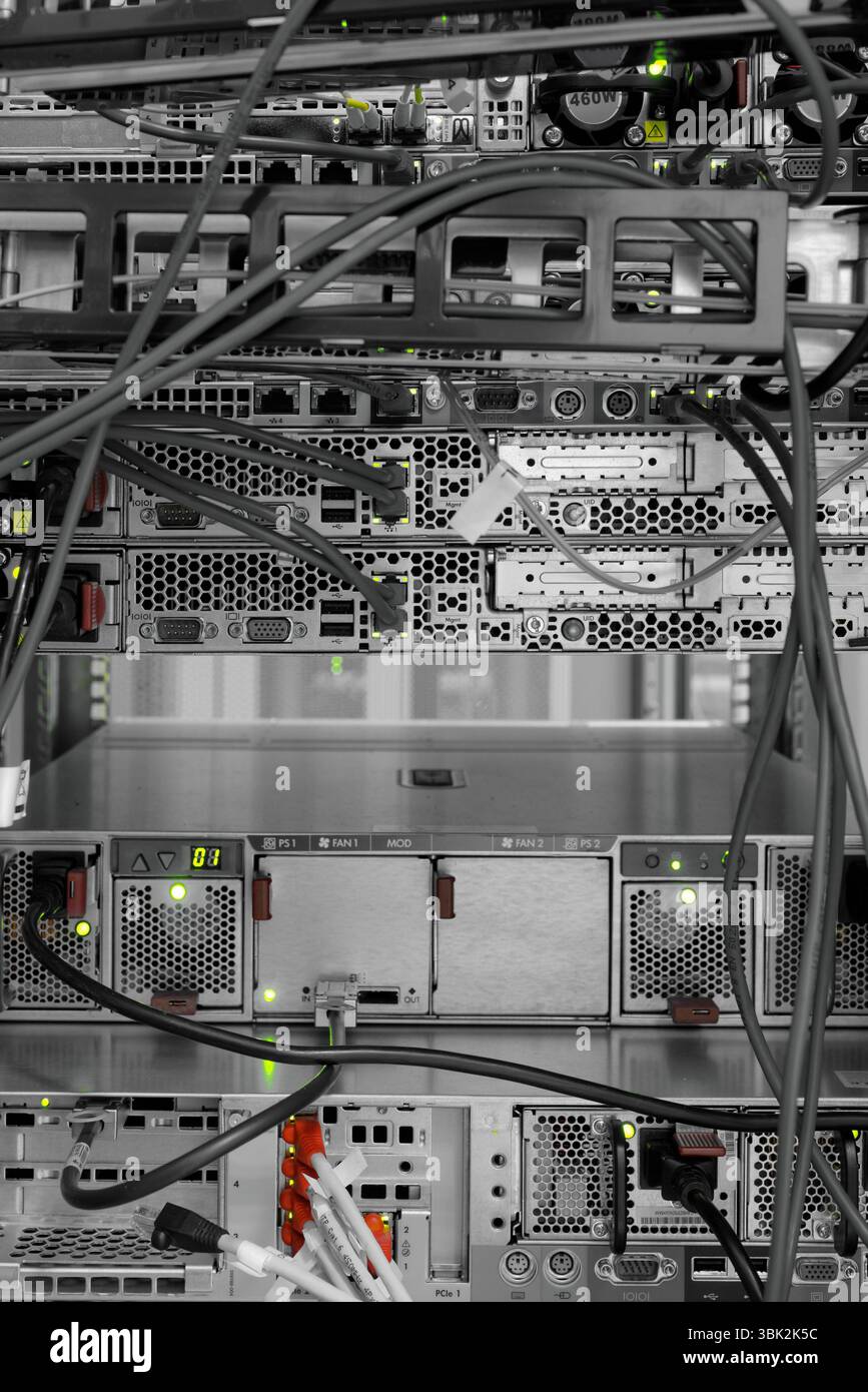 Hochtechnologie-Netzwerkkabel in einem Server Stockfoto