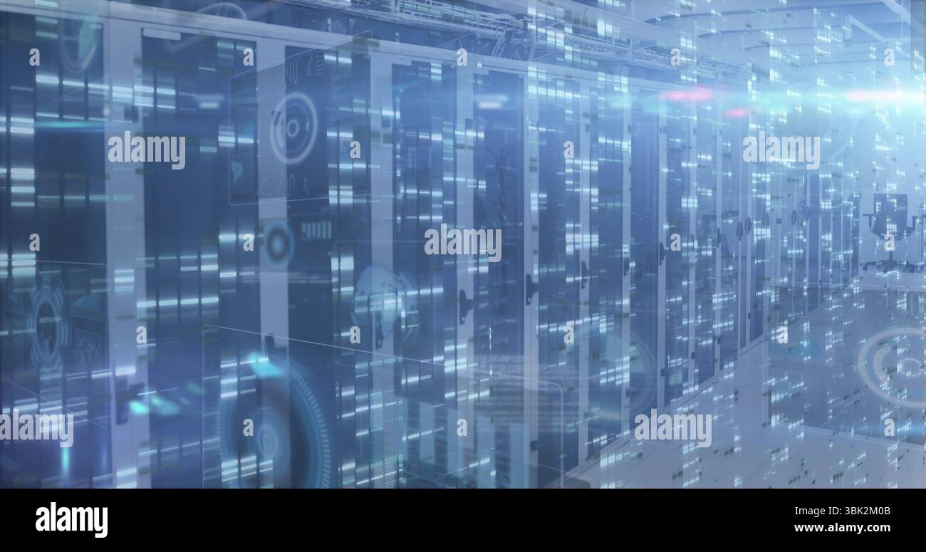 Streaming holografischer Overlays über Server-Racks im Korridor des Rechenzentrums mit blinkenden LEDs Stockfoto