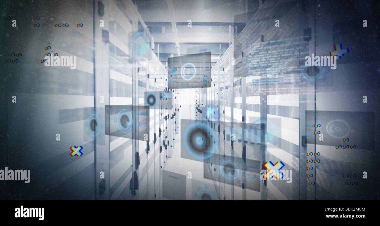 Holographische Bildschirme, die den Gang des Rechenzentrums beleuchten, mit Server-Racks und obenliegenden Kabeltrassen Stockfoto