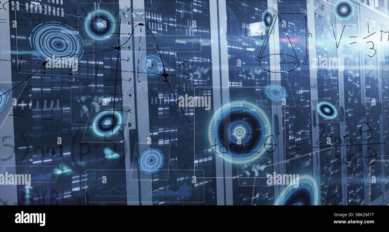 Streaming-Datenanalyse auf leuchtenden Serverschränken im Gang des Serverraums mit holografischen Überlagerungen Stockfoto