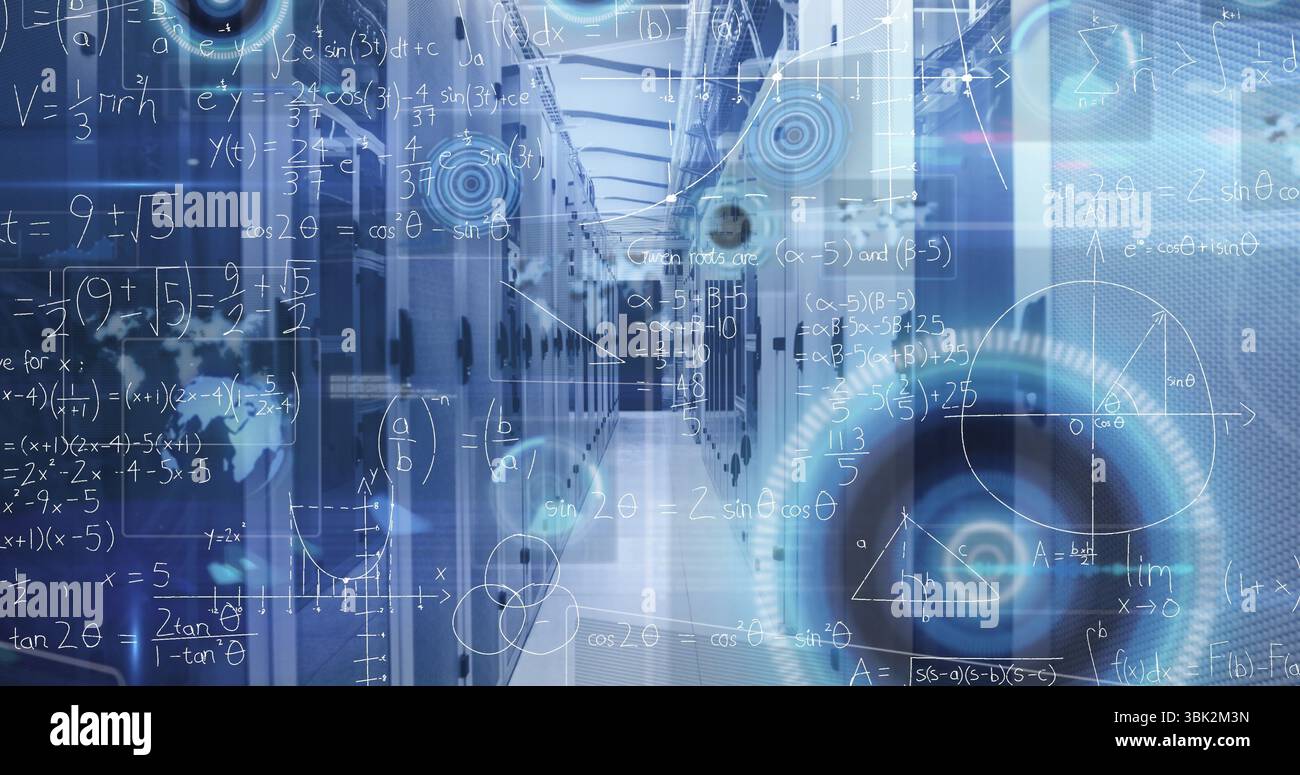 Zeigt den Serverkorridor mit Racks, Switches, Kabeltrassen, LED-Leuchten und mathematischen HUD-Overlays Stockfoto