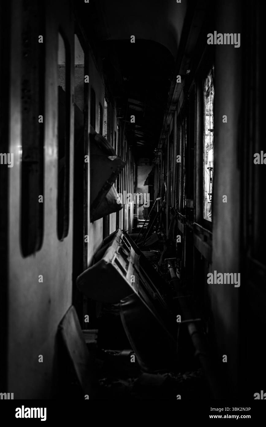 Unordentlicher Fahrzeuginnenraum mit Beleuchtung und Fenstern Stockfoto