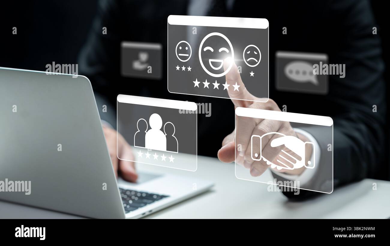 Geschäftsmann, der ein Notebook benutzt, berührt das Symbol eines lächelnden Gesichts mit fünf Sternen. Technologische Innovation auf einem virtuellen Bildschirm. Konzept des Kunden oder Stockfoto