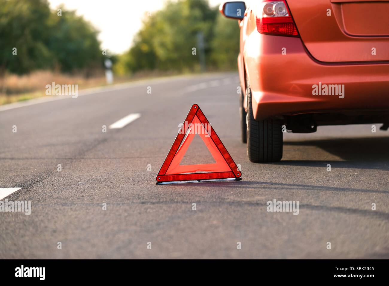Rotes Dreieck eines Autos auf der Straße Stockfoto