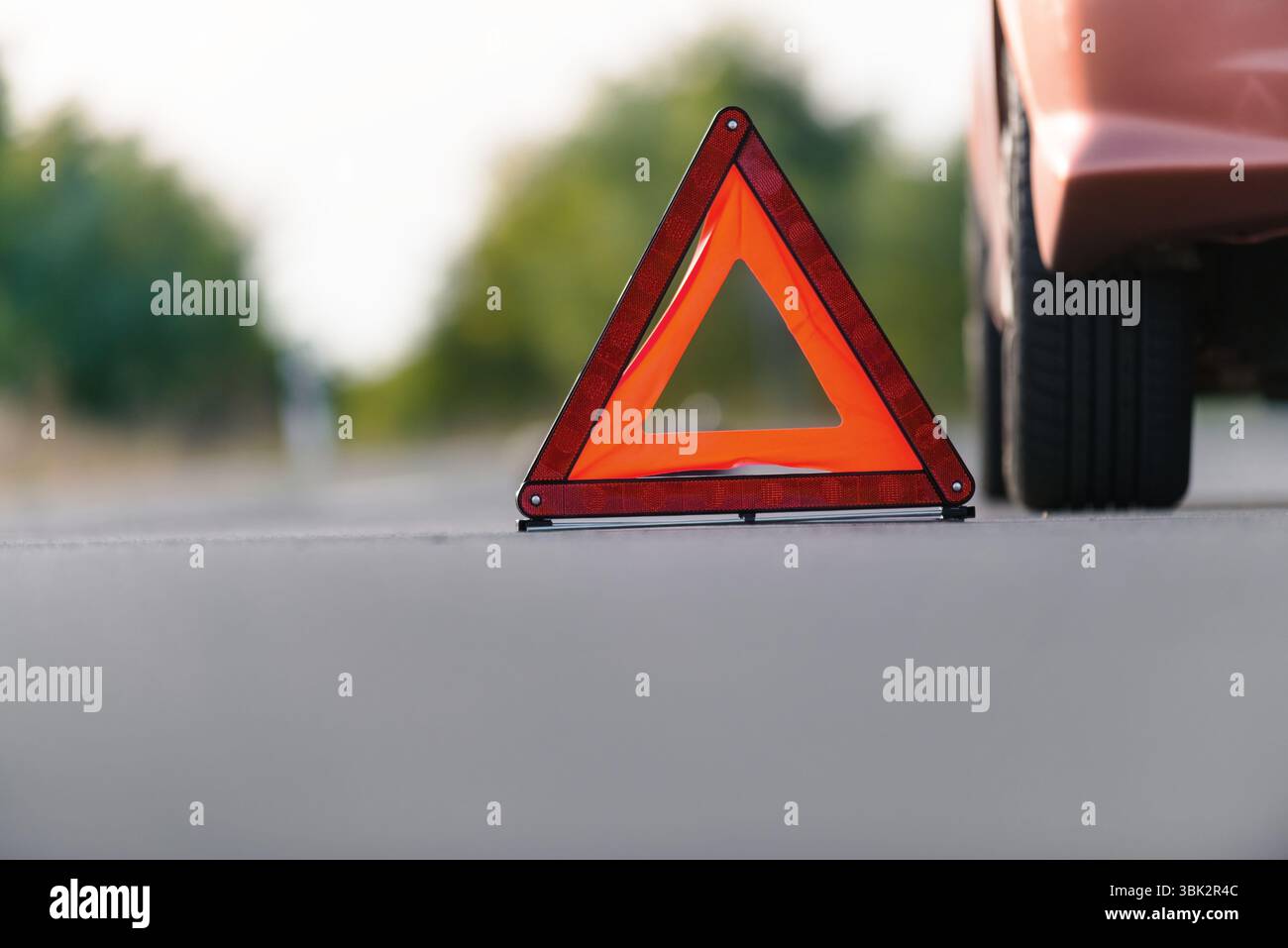 Rotes Dreieck eines Autos auf der Straße Stockfoto