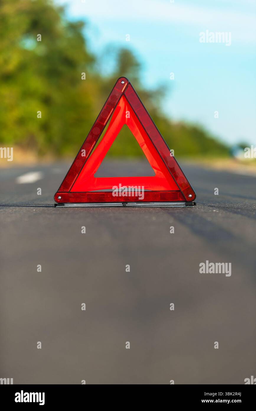 Rotes Dreieck eines Autos auf der Straße Stockfoto