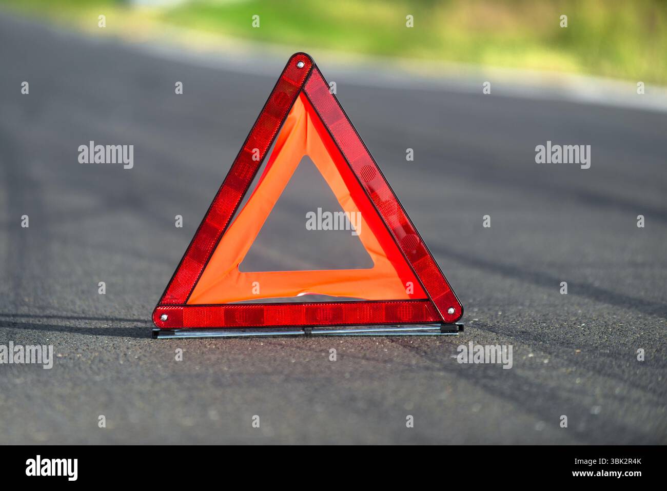 Rotes Dreieck eines Autos auf der Straße Stockfoto