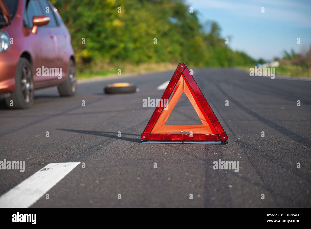 Rotes Dreieck eines Autos auf der Straße Stockfoto