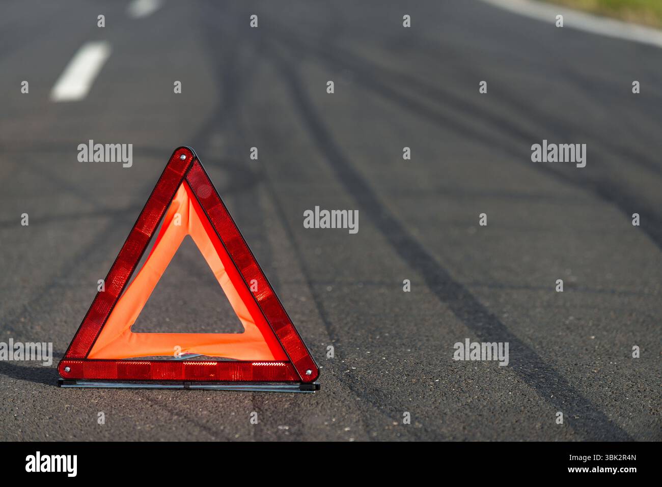 Rotes Dreieck eines Autos auf der Straße Stockfoto