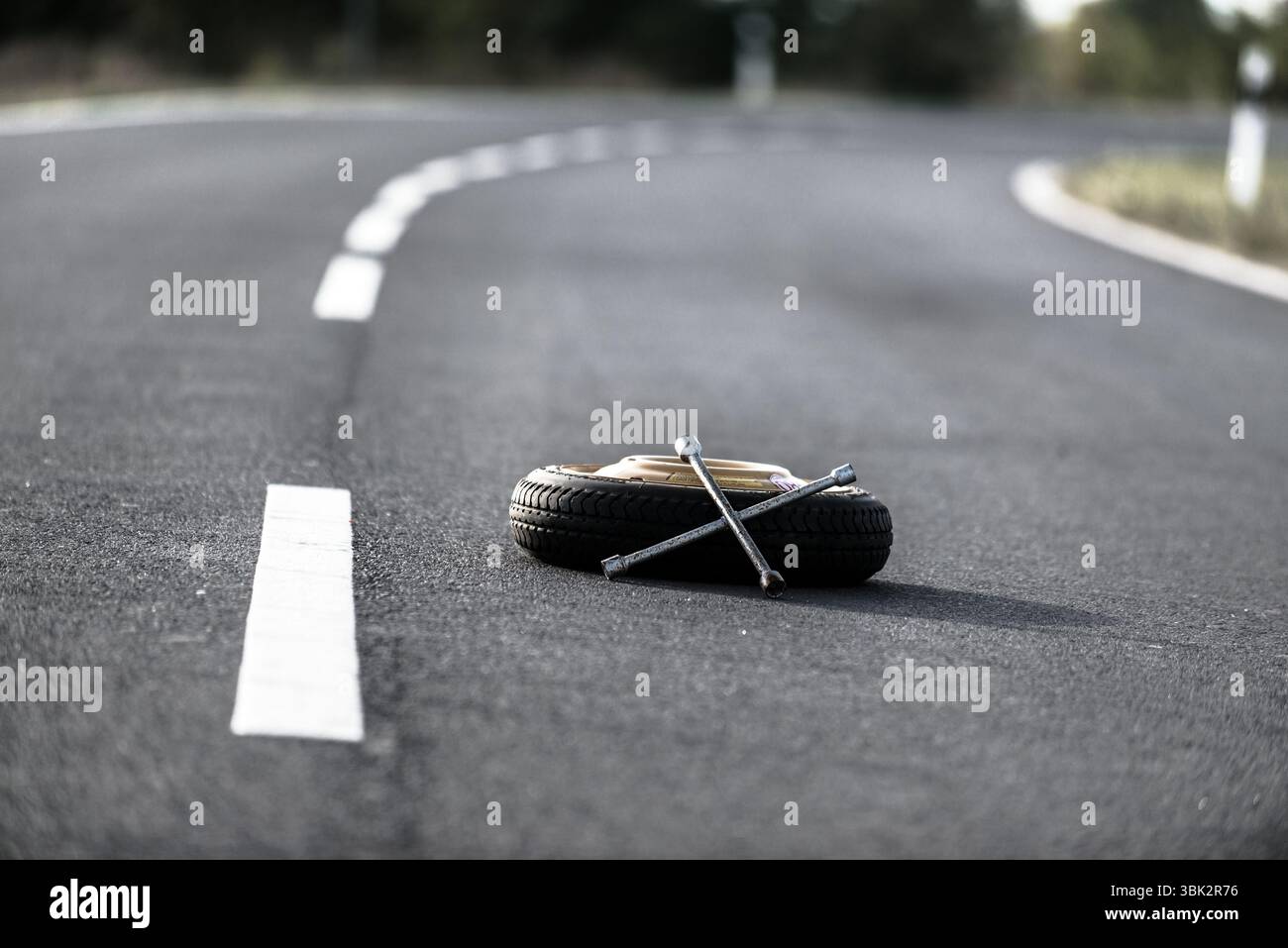 Notfall Reifen auf der Straße bei Ausfall Stockfoto