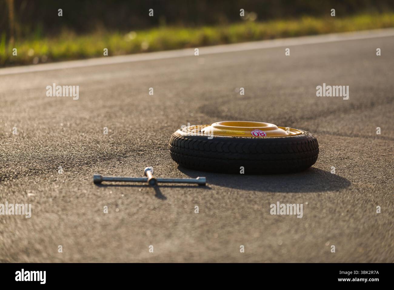 Notfall Reifen auf der Straße bei Ausfall Stockfoto