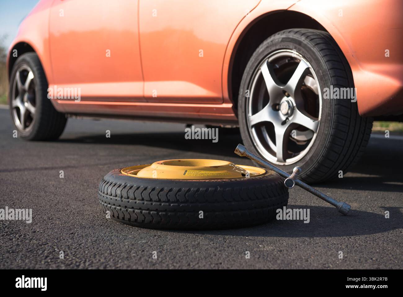 Notfall Reifen auf der Straße bei Ausfall Stockfoto