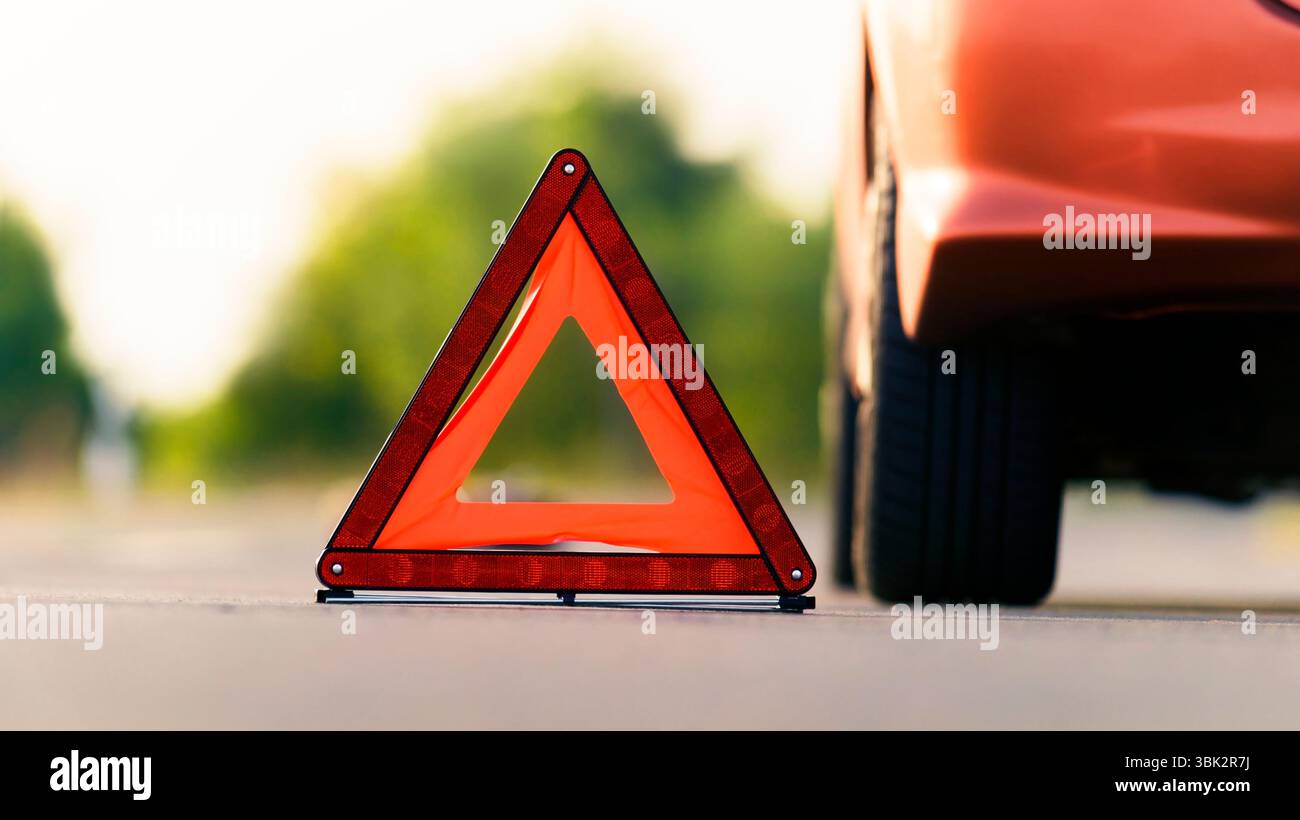 Rotes Dreieck eines Autos auf der Straße Stockfoto