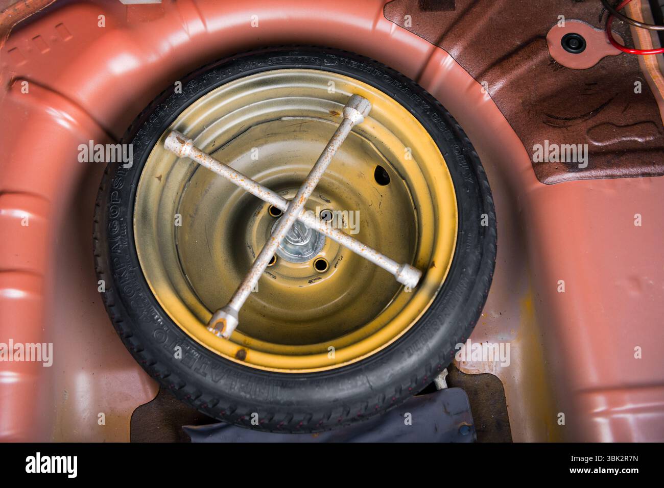 Notreifen im Kofferraum bei Panne Stockfoto