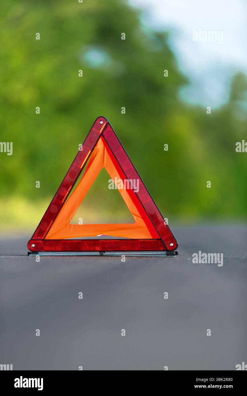 Rotes Dreieck eines Autos auf der Straße Stockfoto