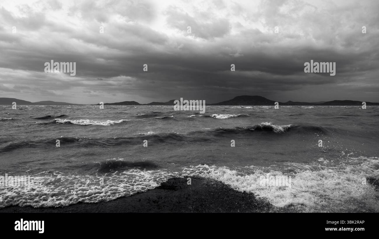 Holzweg durch die Seen Winkel Schuss Stockfoto