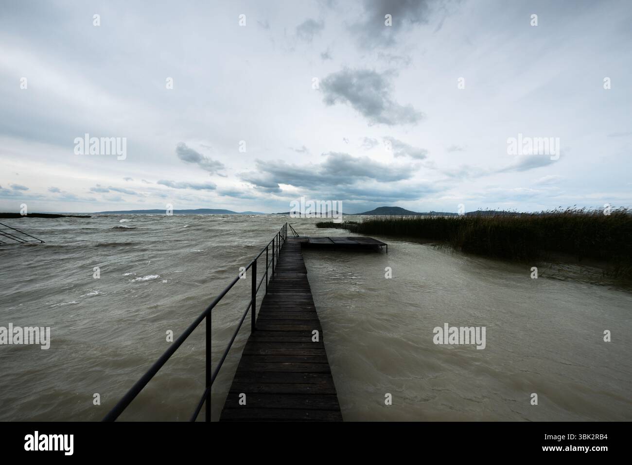 Holzweg durch die Seen Winkel Schuss Stockfoto