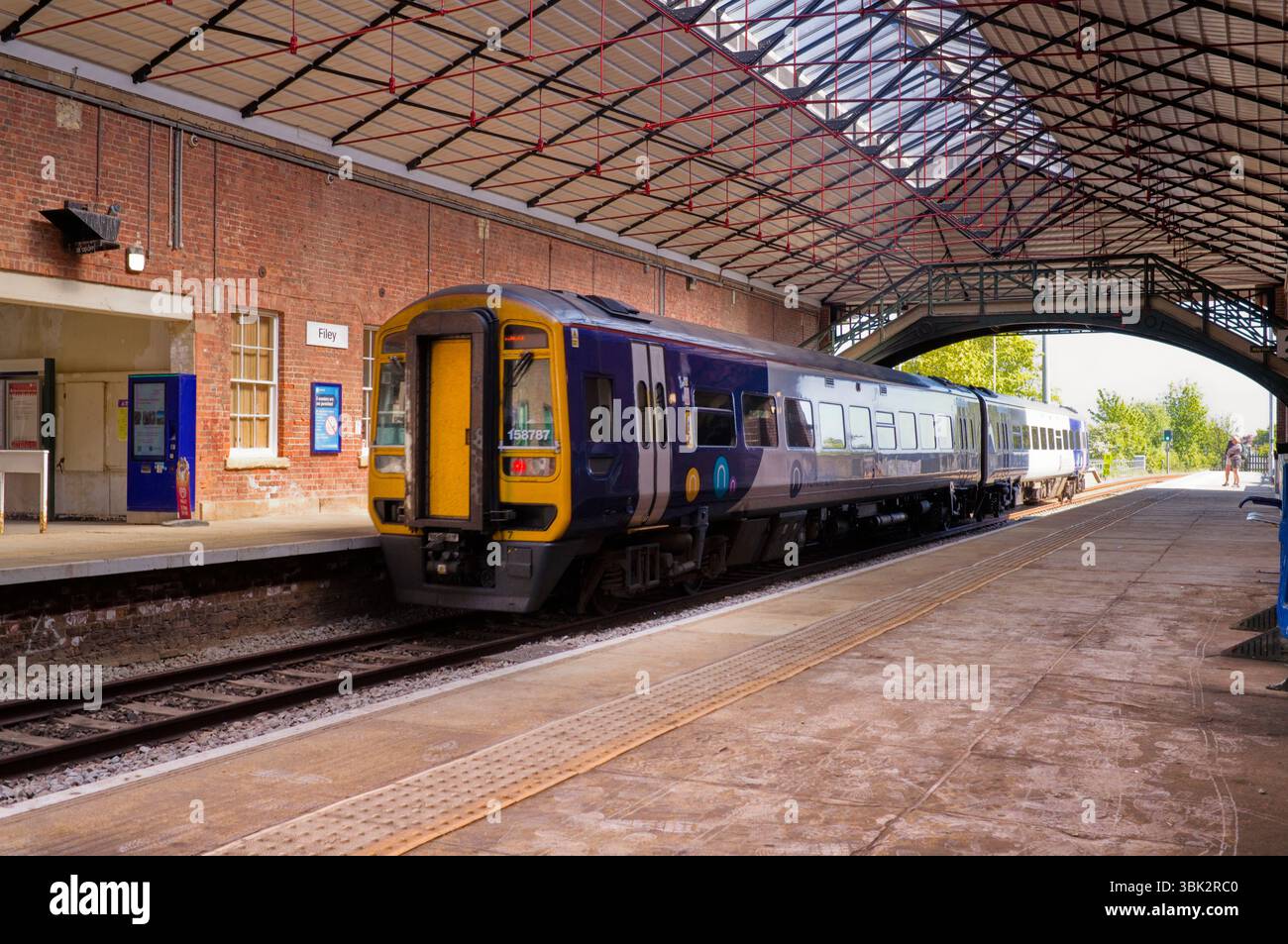 Zug Nr. 158787 am Bahnhof Filey Stockfoto