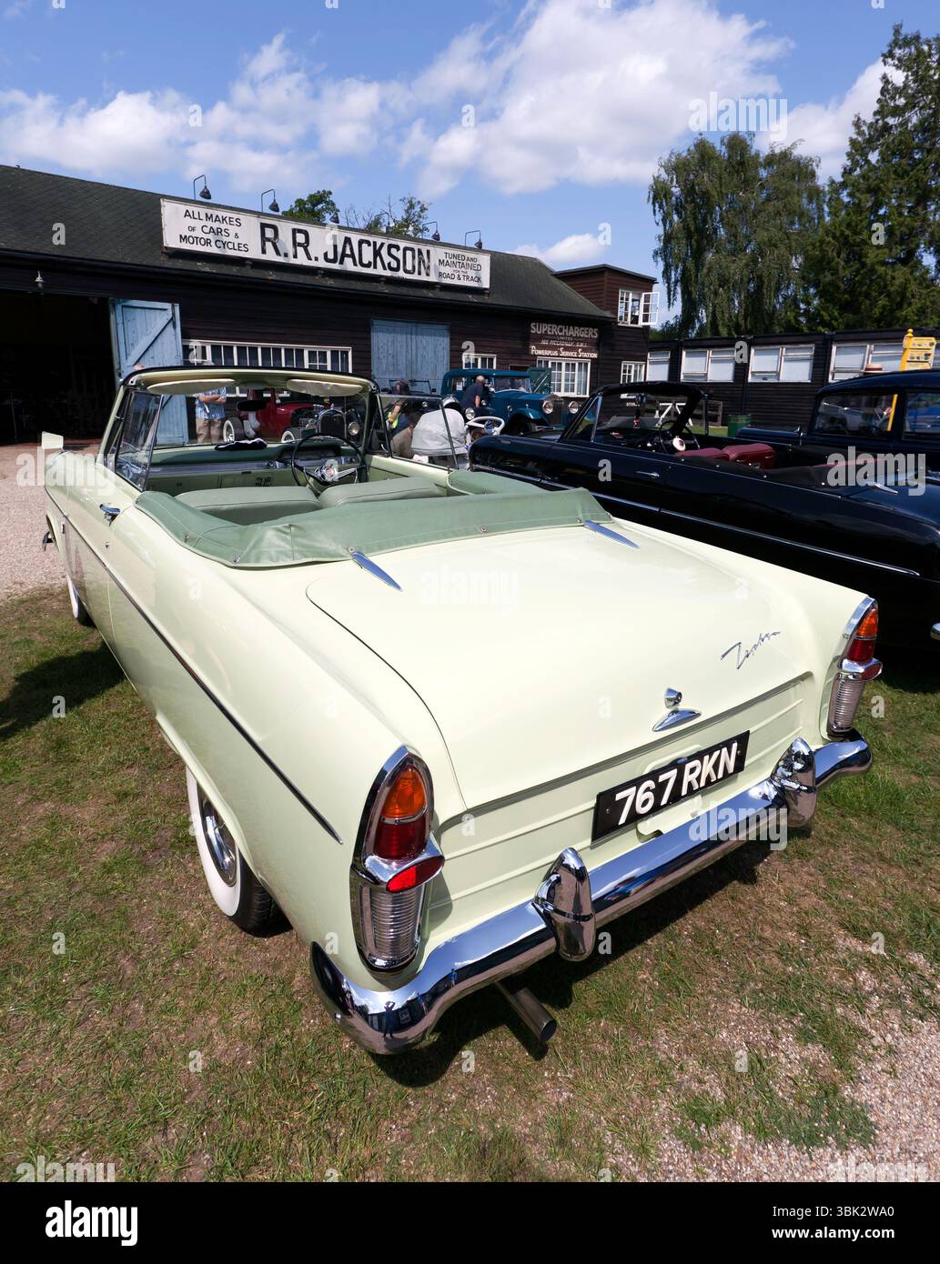 Dreiviertel Rückansicht eines Green, 1961, Cabriolet, Ford Zephyr MkII, ausgestellt während des Brooklands Relived Festival of Motorsport Weekend Stockfoto