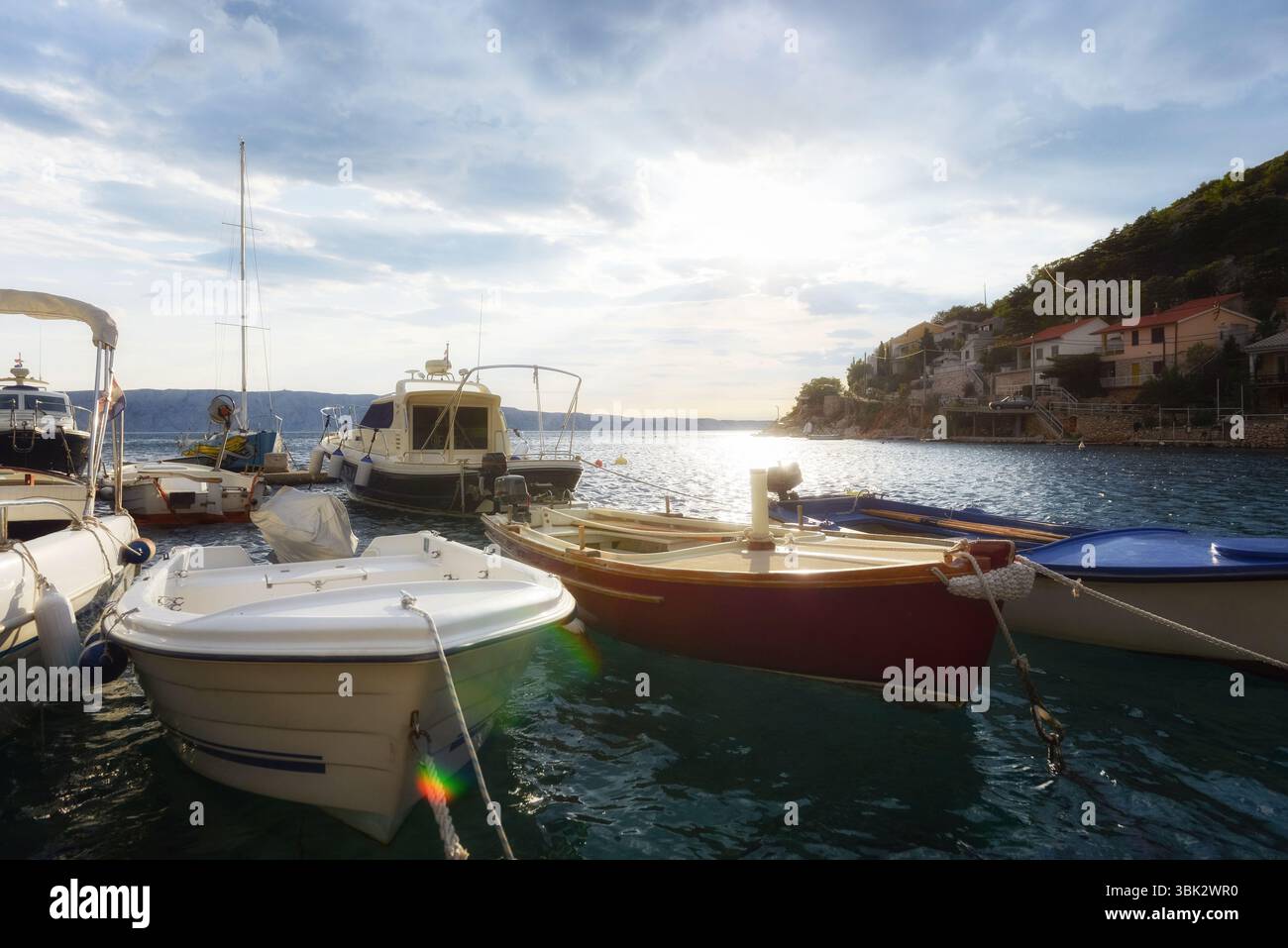 Hafen bei Sonnenuntergang ohne Personen bei Sonnenuntergang Stockfoto