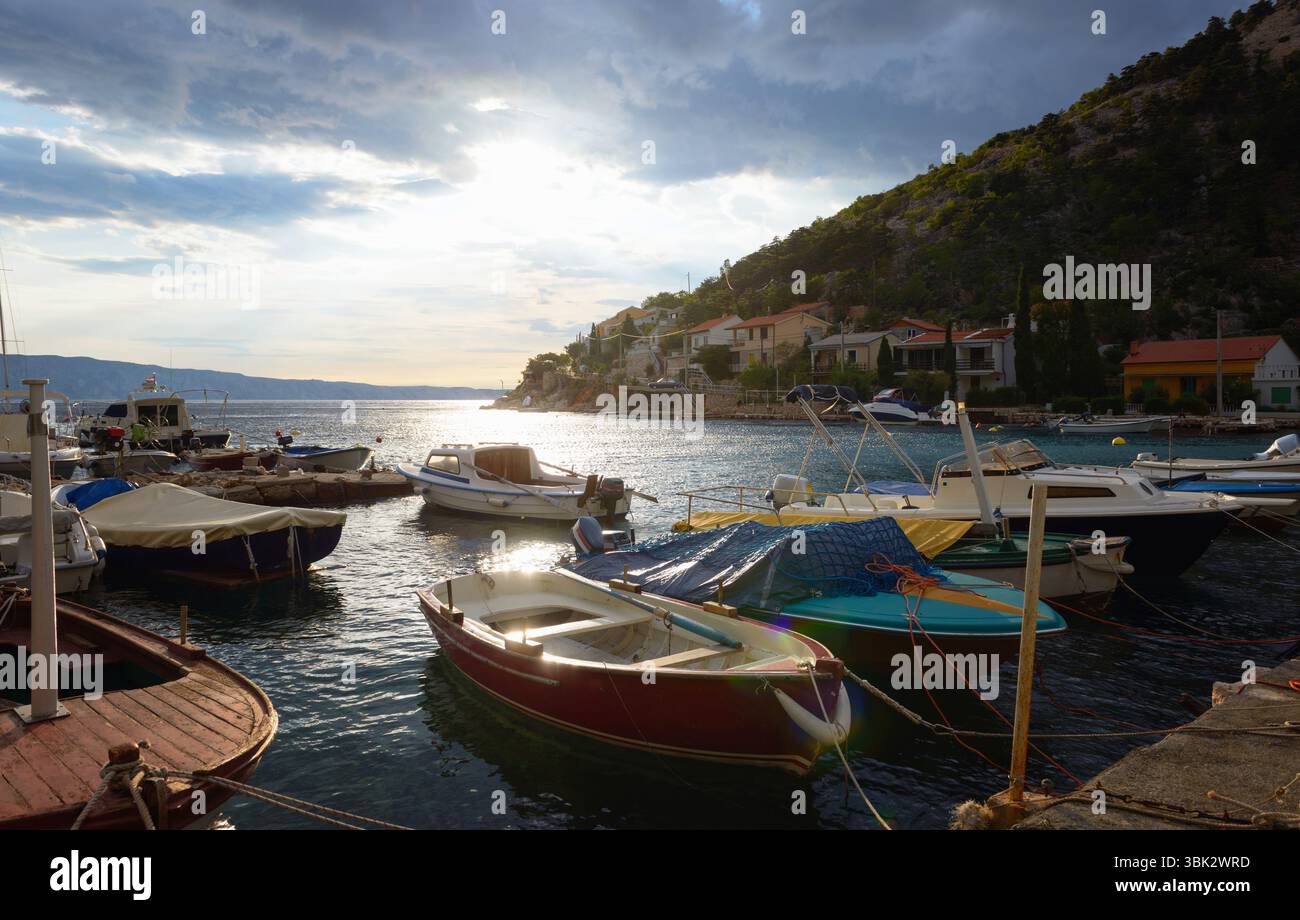 Hafen bei Sonnenuntergang ohne Personen bei Sonnenuntergang Stockfoto