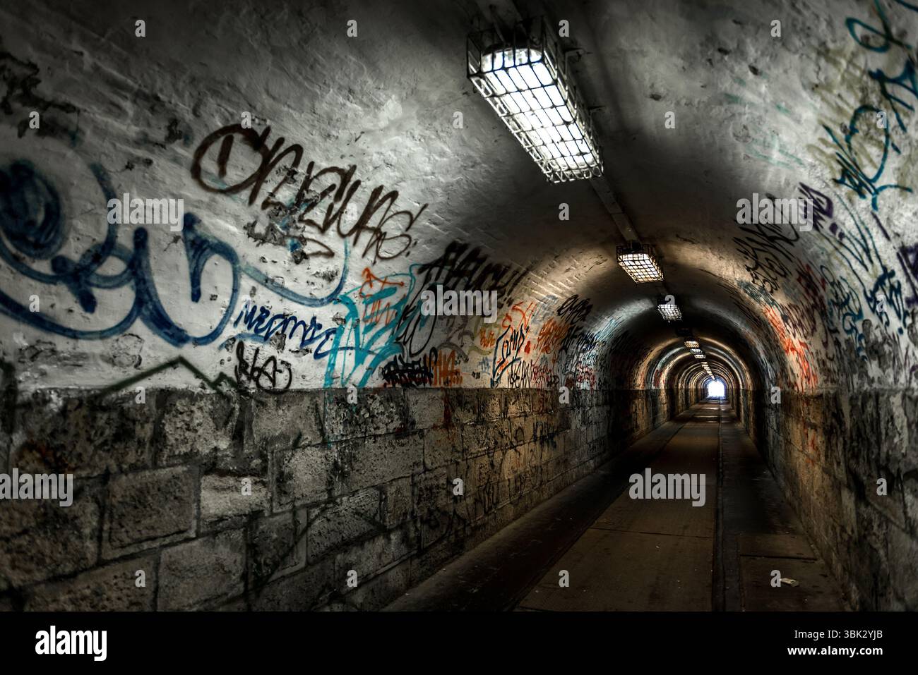 Dunkle und lange unterirdische Passage mit Licht Stockfoto