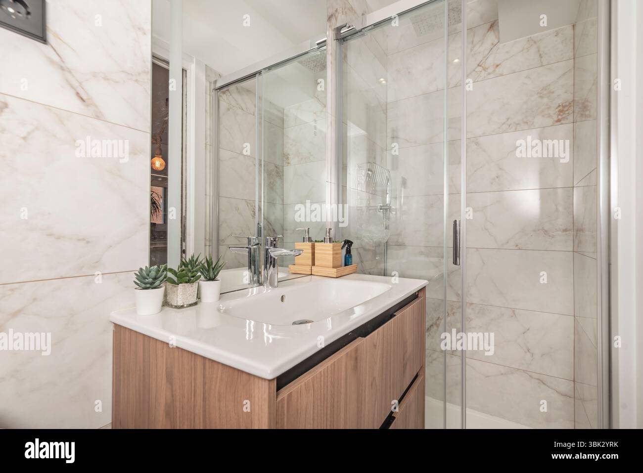 Das Wesen eines modernen Badezimmers liegt in seiner Fähigkeit, einen ruhigen und effizienten Rückzugsort zu bieten, in dem intelligentes Design kombiniert wird Stockfoto