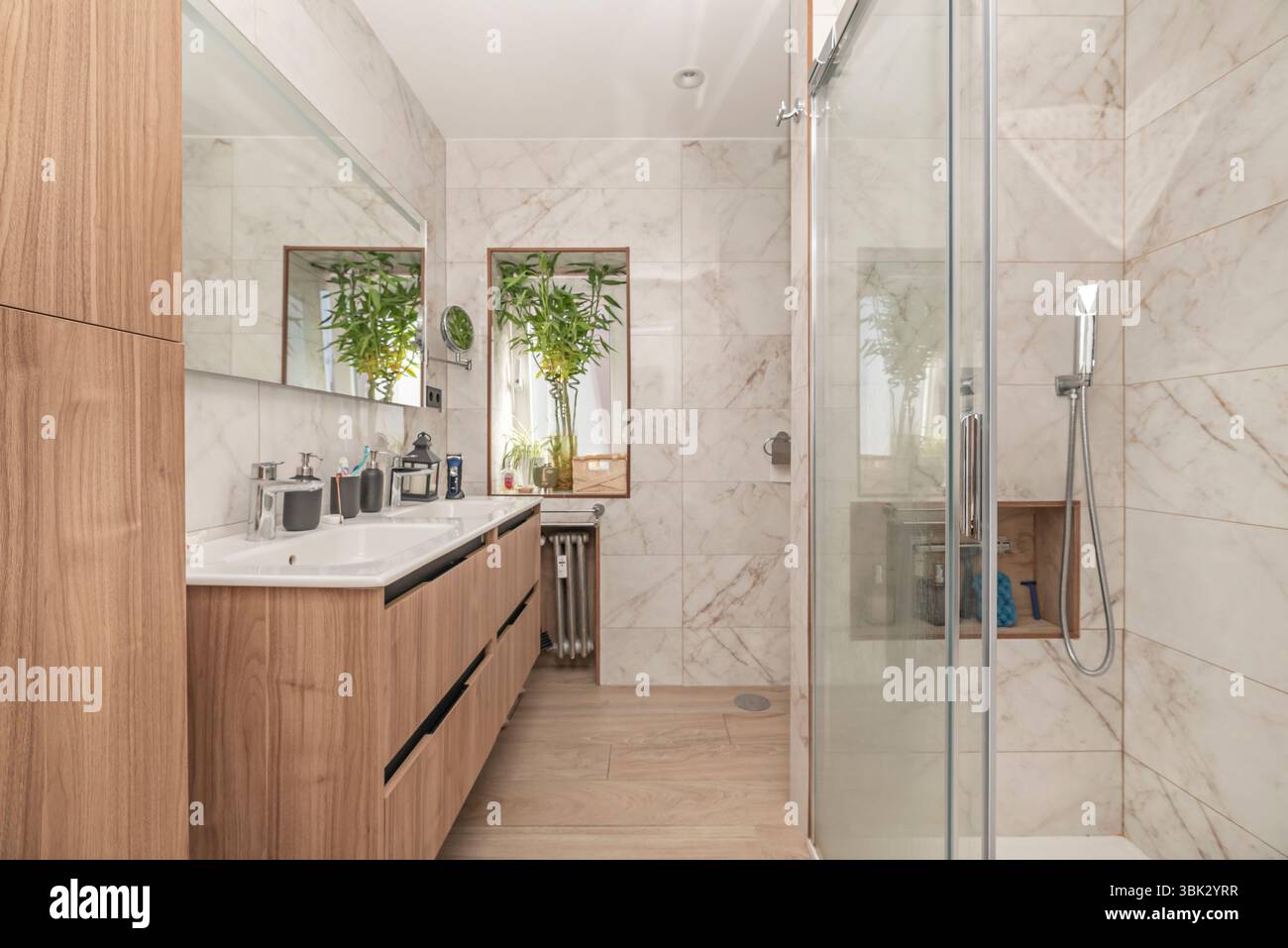 Das Wesen eines modernen Badezimmers liegt in seiner Fähigkeit, einen ruhigen und effizienten Rückzugsort zu bieten, in dem intelligentes Design mit modernster Note kombiniert wird Stockfoto