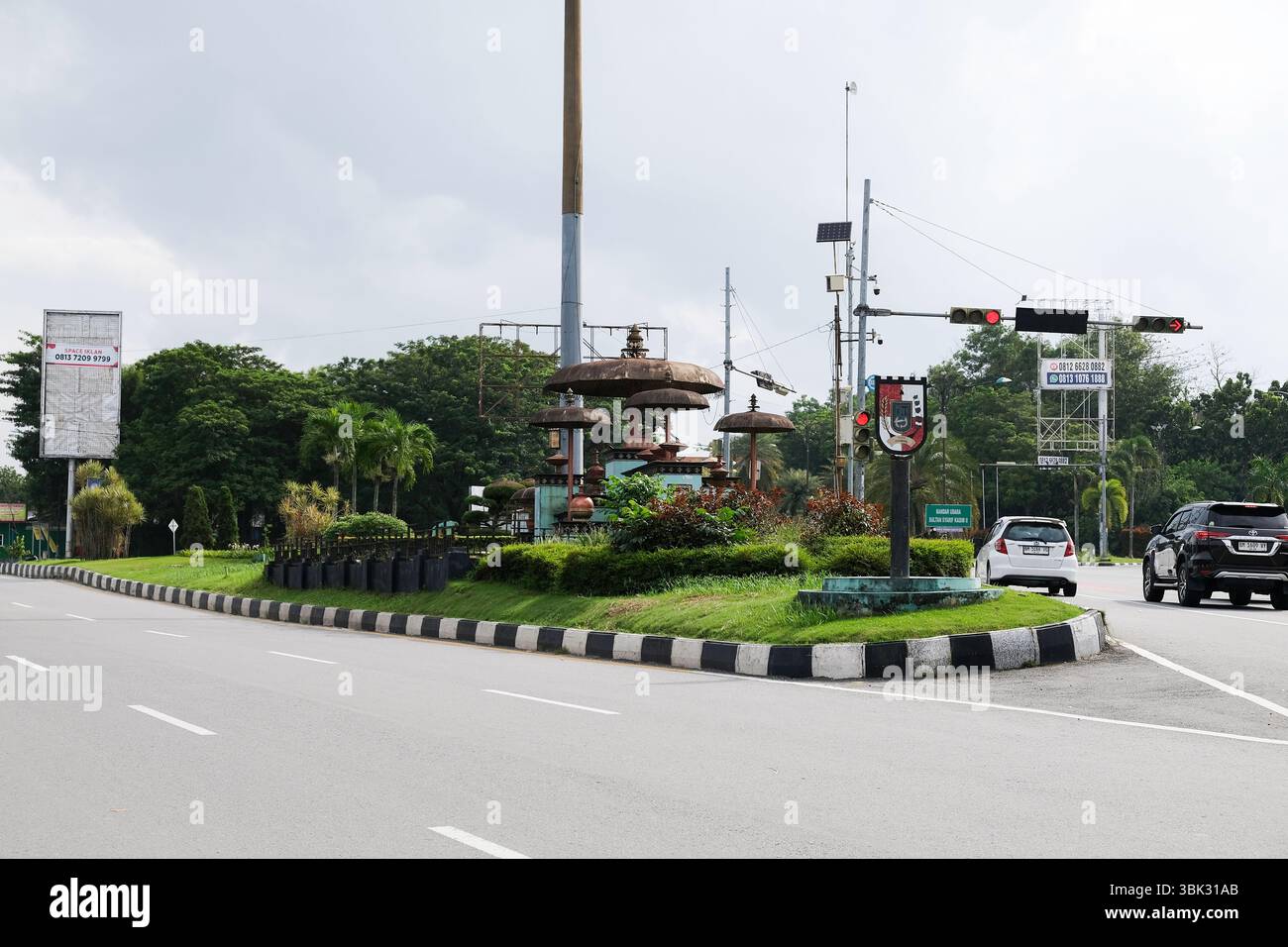 Pekanbaru, Indonesien - 29. Januar 2025: Monumen Payung auf Jl Jendral Sudirman. Regenschirm in der malaiischen Kultur von Riau hat die Bedeutung von Stockfoto