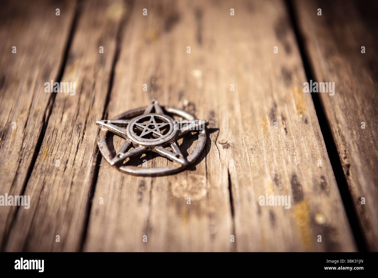 Altes Pentagramm-Nahaufnahme aus Stahl auf Hintergrund Stockfoto