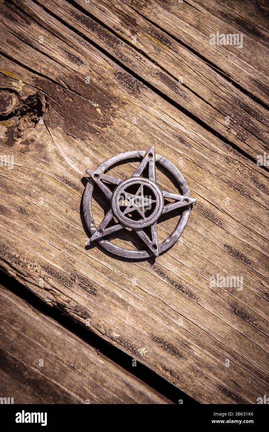 Altes Pentagramm-Nahaufnahme aus Stahl auf Hintergrund Stockfoto