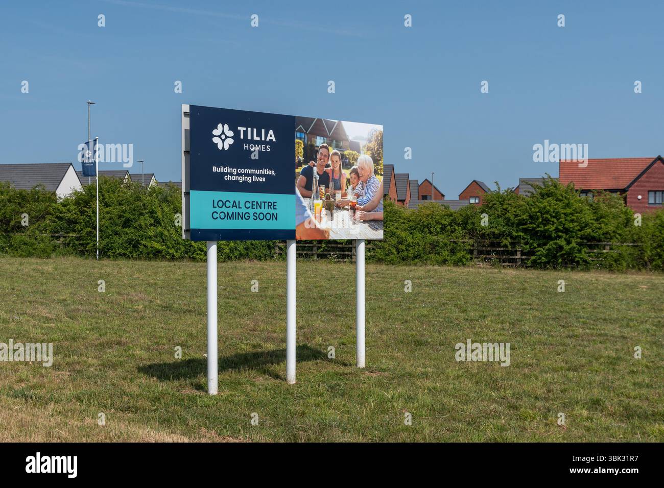 Beschilderung für Tilia Homes, Landimore Park, Hardingstone, Northampton, Großbritannien; dies zeigt an, dass in Kürze ein neues lokales Zentrum entsteht. Stockfoto