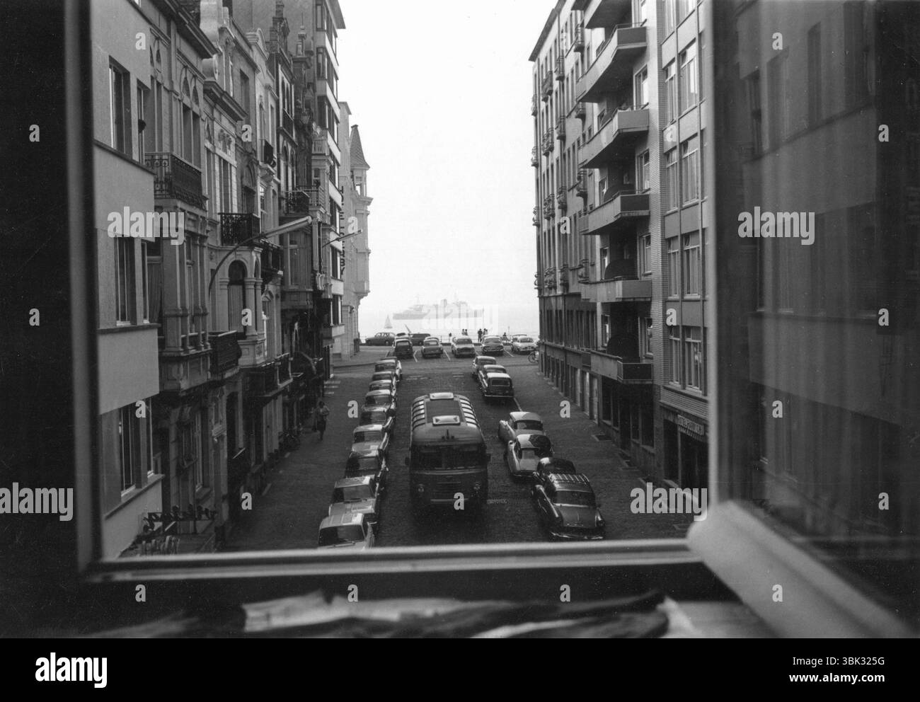 Ostende, Belgien. 1960er Jahre – Blick auf die Boekarestraat, Ostend, aus einem Fenster des Hotels Pacific in der Hofstraat. Die Fähre MV ROI Baudouin fährt in der Ferne vorbei. Stockfoto